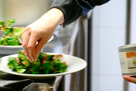 Salat anrichten